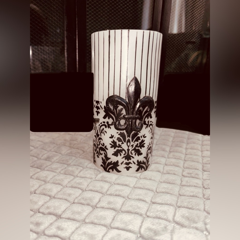 Battery Operated Candle!🕯️ ~Black & White~